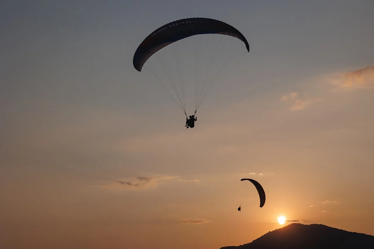 paragliding 8103063 1280